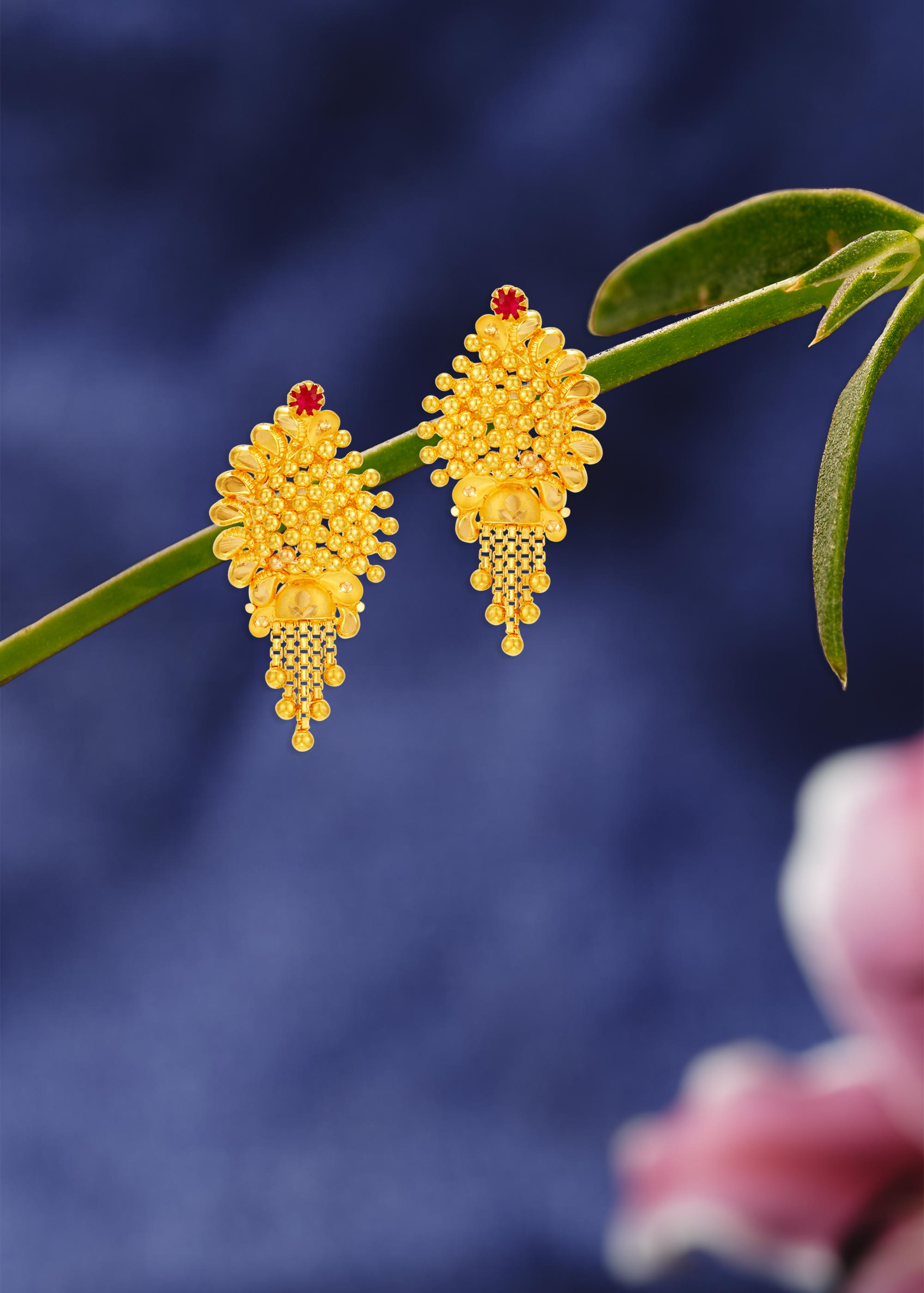 Sophisticated Solitaire 22K Gold Stud Earring