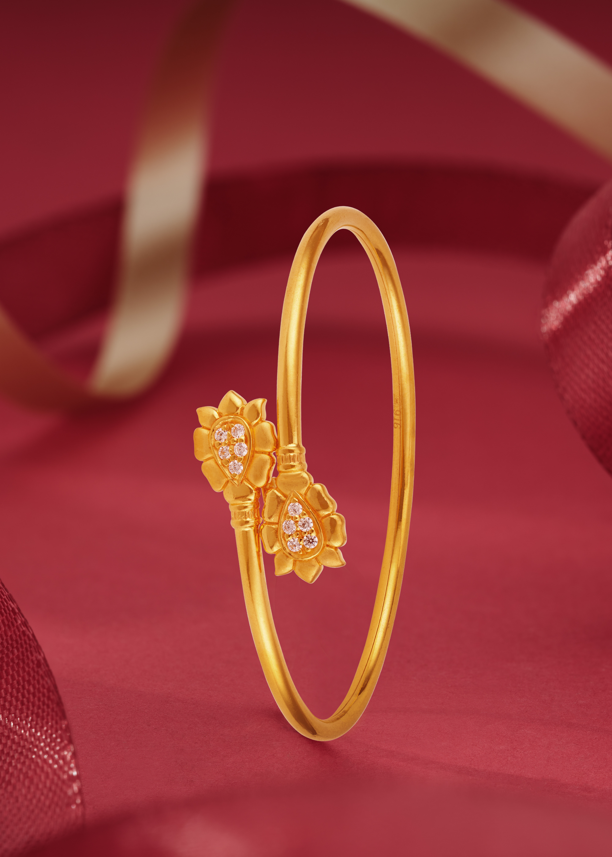 Gleaming Tube 22K Gold Delight Bangle