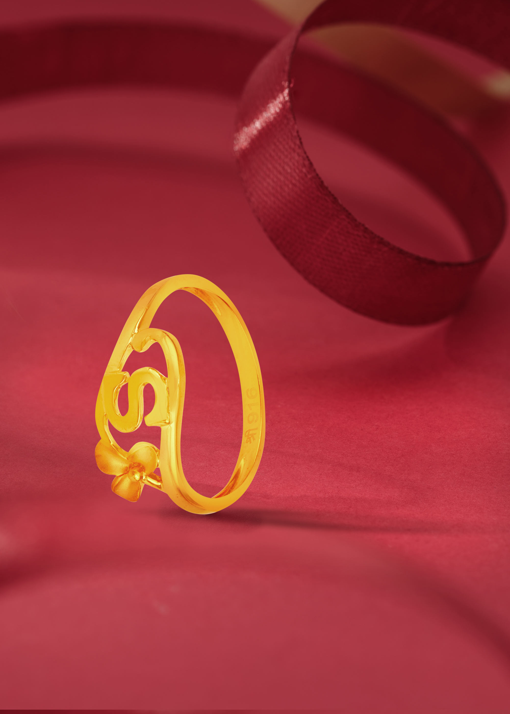 Sculpted Elegance 22K Gold Finger Ring