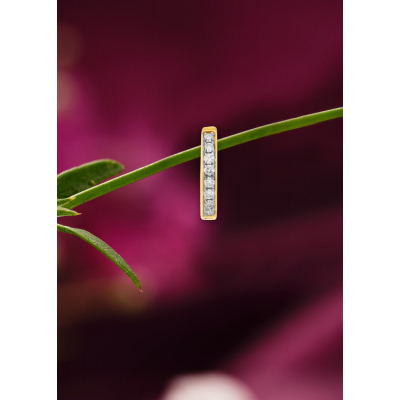 Sparkling Linear Diamond Nose Pin