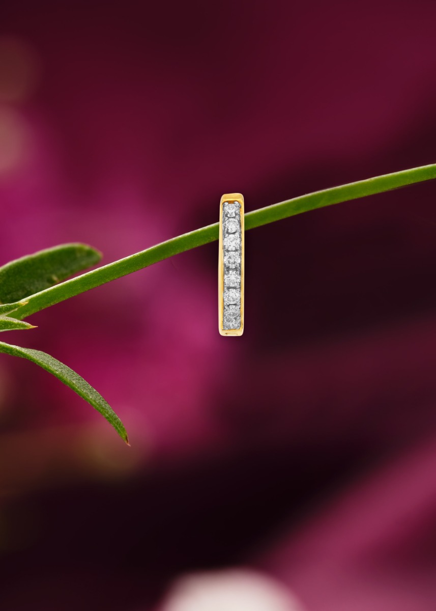Sparkling Linear Diamond Nose Pin