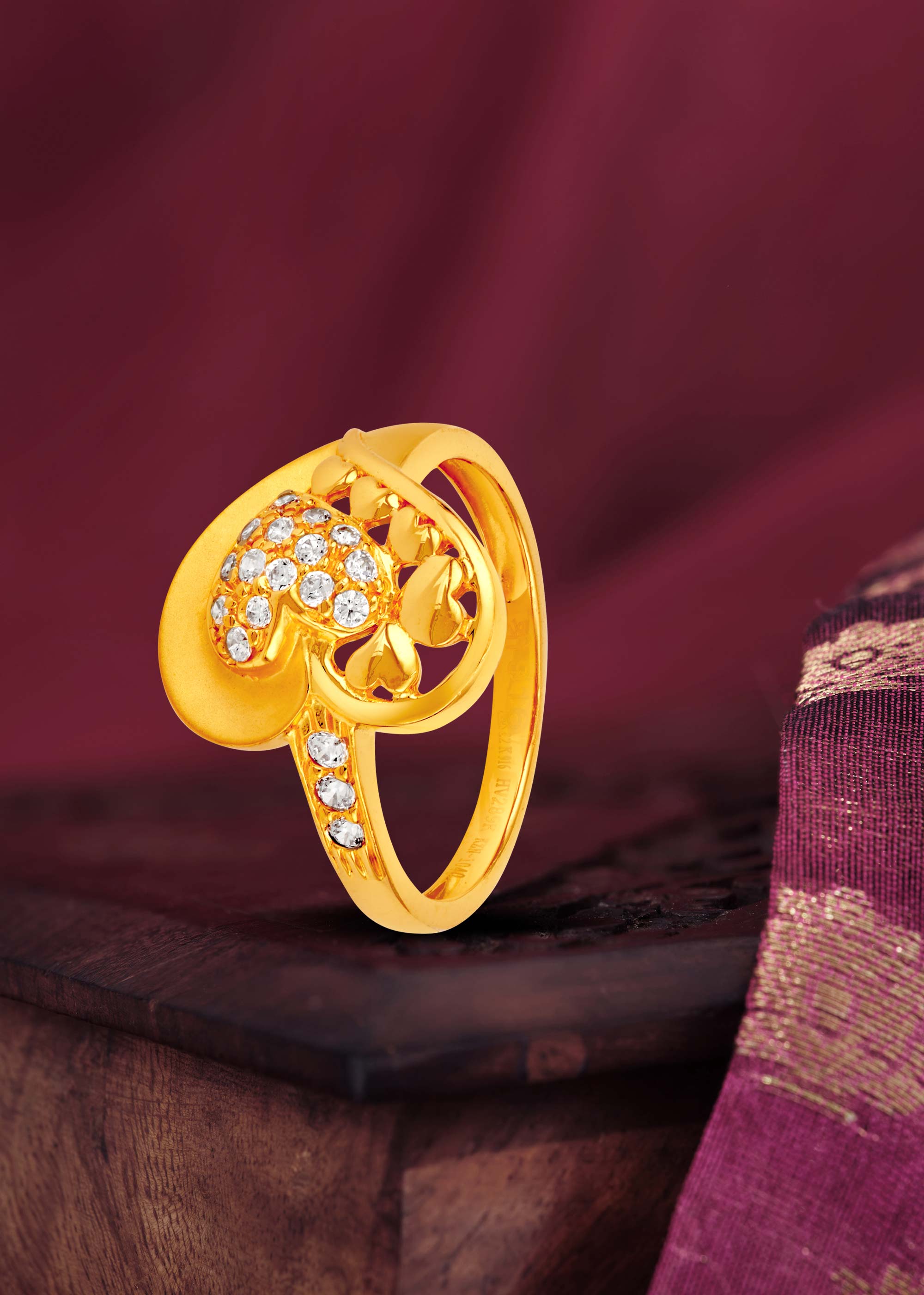 Elegant Heart Shaped Finger Ring