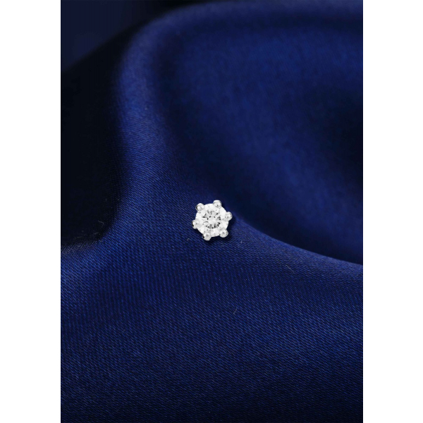Floral Radiance Diamond Nose Pin