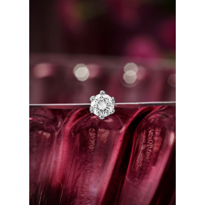 Twinkling Trail Diamond Nose Pin